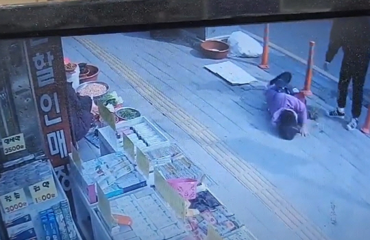 길바닥에 쓰러져 있는 노점상 할머니.jpg