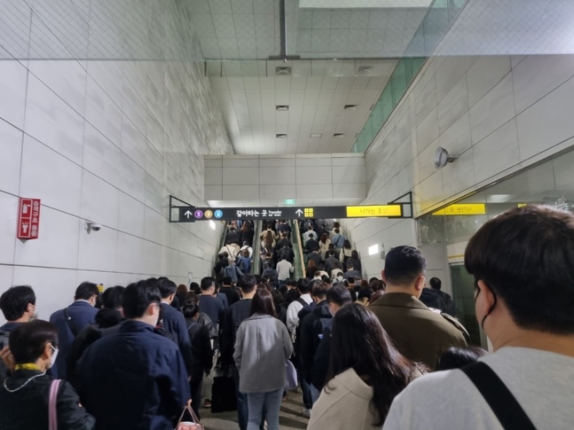 출근길 김포공항역을 빠져나가는 승객들 사진.jpg